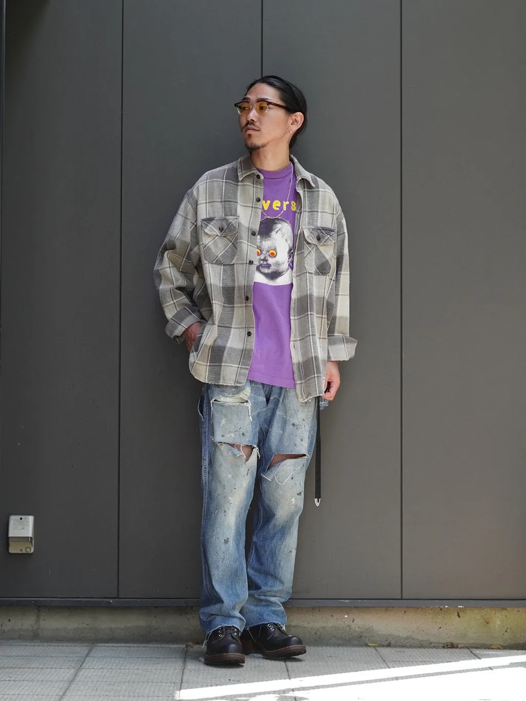 SAINT Mxxxxxx SAINT_DENIM PANTS/PAINTER /BLUE Logging trousers with knife-cut holes and splashed ink. Patch jeans. Blue S-XL. All accessories are molded and customized. Super heavy work. Washed and distressed. Knife-cut holes. Artificial splashed ink graffiti. Authentic version. Loose and stylish.